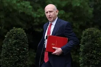 John Healey renunció por disputa con el Tesoro sobre gasto de defensa