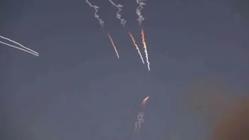 Lanzamiento de misiles iraníes, mientras la Guardia Revolucionaria iraní anunciaba ataques contra una base estadounidense en Jordania y otros 21 objetivos en el Golfo el miércoles, en represalia por los ataques estadounidenses en el estrecho de Ormuz, desde una ubicación identificada como Teherán, Irán, publicado el 10 de junio de 2026, en esta imagen fija tomada de un video. WANA vía Pool/vía REUTERS