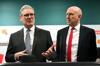 El primer ministro británico, Keir Starmer; junto al ahora ex secretario de Defensa John Healey (OLI SCARFF/Pool via REUTERS/Archivo)