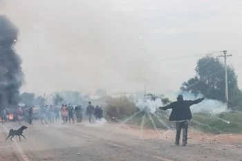 Una persona reacciona mientras manifestantes que bloquean una carretera en una protesta contra el presidente de Bolivia, Rodrigo Paz, disparan fuegos artificiales, en San Julián, Bolivia, el 6 de junio de 2026. REUTERS/Ipa Ibanez