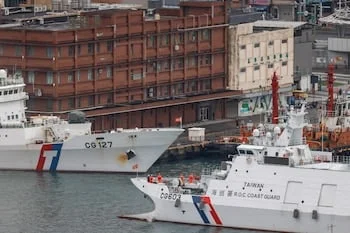 Foto de archivo: embarcaciones de la Guardia Costera de Taiwán en el puerto de Keelung durante las maniobras militares chinas "Justice Mission 2025" en torno a la isla, en diciembre de 2025. (REUTERS/Ann Wang/archivo)