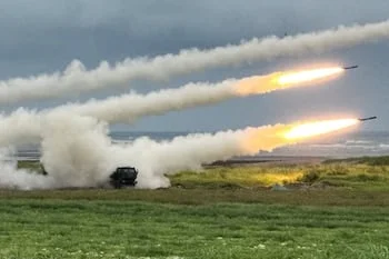 Sistemas de cohetes de artillería HIMARS del Ejército de Taiwán disparan durante un ejercicio de fuego real en Taichung que simula una invasión enemiga, el 10 de junio de 2026. (REUTERS/Angie Teo)