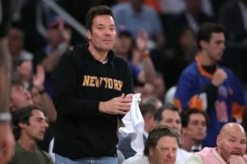 El presentador Jimmy Fallon no se perdió el juego decisivo que pone a los Knicks muy cerca de obtener el campeonato (Mandatory Credit: Brad Penner-Imagn Images)