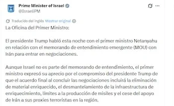 Captura de pantalla de un tweet del perfil oficial del Primer Ministro de Israel (@IsraeliPM) traducido al español, mostrando texto sobre conversaciones con Trump e Irán