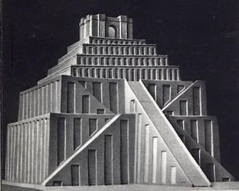 Ilustración en blanco y negro de una gran estructura escalonada, tipo pirámide, con varias plataformas y tres largas escalinatas que ascienden por su frente