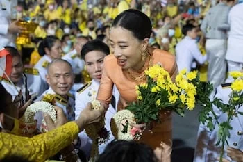 La princesa tailandesa Bajrakitiyabha Mahidol saluda a sus seguidores en Bangkok, Tailandia, el 1 de noviembre de 2020 (AP/Wason Wanichakorn, archivo)