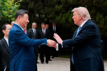 El presidente de Estados Unidos, Donald Trump (derecha), estrecha la mano de su homólogo chino, Xi Jinping, tras una visita a los jardines Zhongnanhai, en Beijing, el 15 de mayo de 2026. (Evan Vucci/Pool Foto vía AP, archivo)