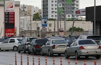 Los coches hacen cola para repostar en una gasolinera después de que las autoridades restringieran la venta de combustible debido a la escasez de suministro provocada por la invasión rusa en la ciudad turística de Yevpatoriya, en Crimea, a orillas del mar Negro, el 3 de junio de 2026 (REUTERS/Alexey Pavlishak)