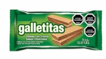 Paquete de galletitas obleas verdes con crema de chocolate apiladas. Contiene sellos negros de advertencia por alto contenido de calorías, grasas y azúcares.