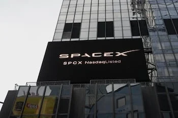 Se muestra una pancarta de SpaceX el día de su salida a bolsa (IPO) en el Nasdaq MarketSite, en la ciudad de Nueva York, EE. UU., el 12 de junio de 2026. REUTERS/David Dee Delgado