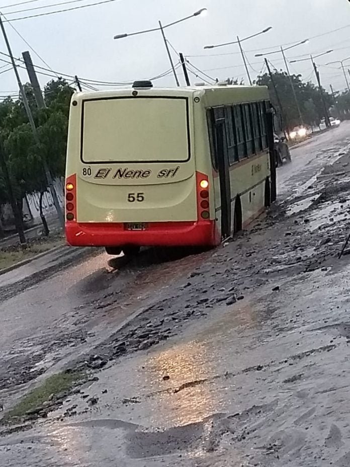 Cedió una calle y se cayó un colectivo