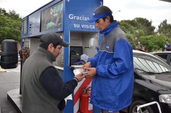 El dólar cae, pero los combustibles no bajarán sus precios