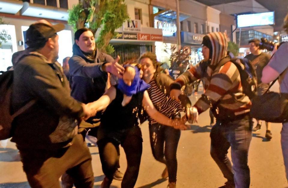 Feministas causaron disturbios en Trelew y los vecinos salieron a las calles a detenerlas