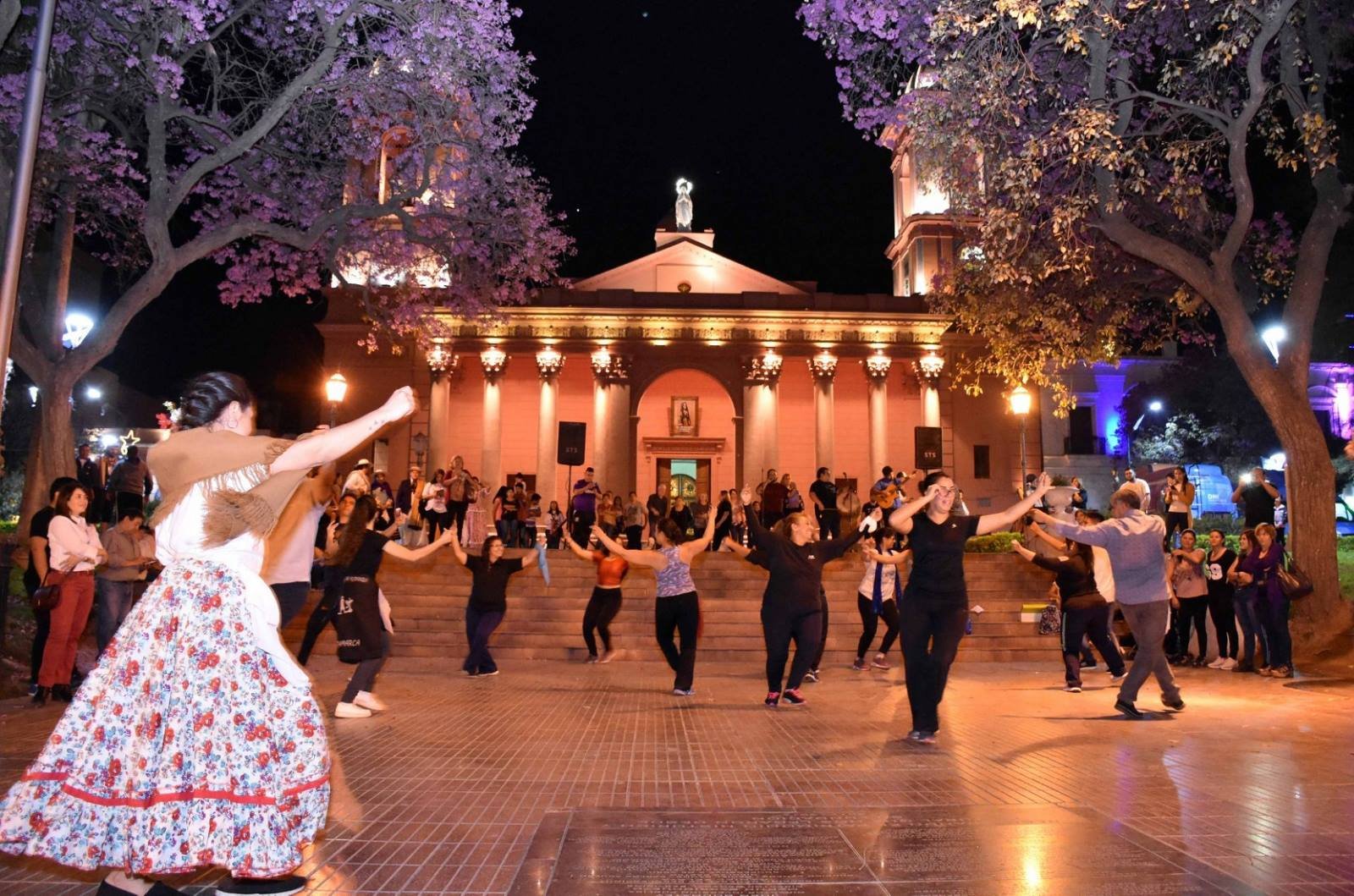 El ciclo de clases para aprender a bailar danzas típicas, llega este viernes a la plaza 25 de Mayo