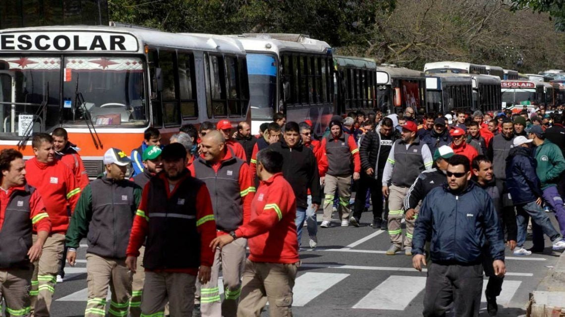 Es ley: Colectivos escolares no podrán llevar manifestantes