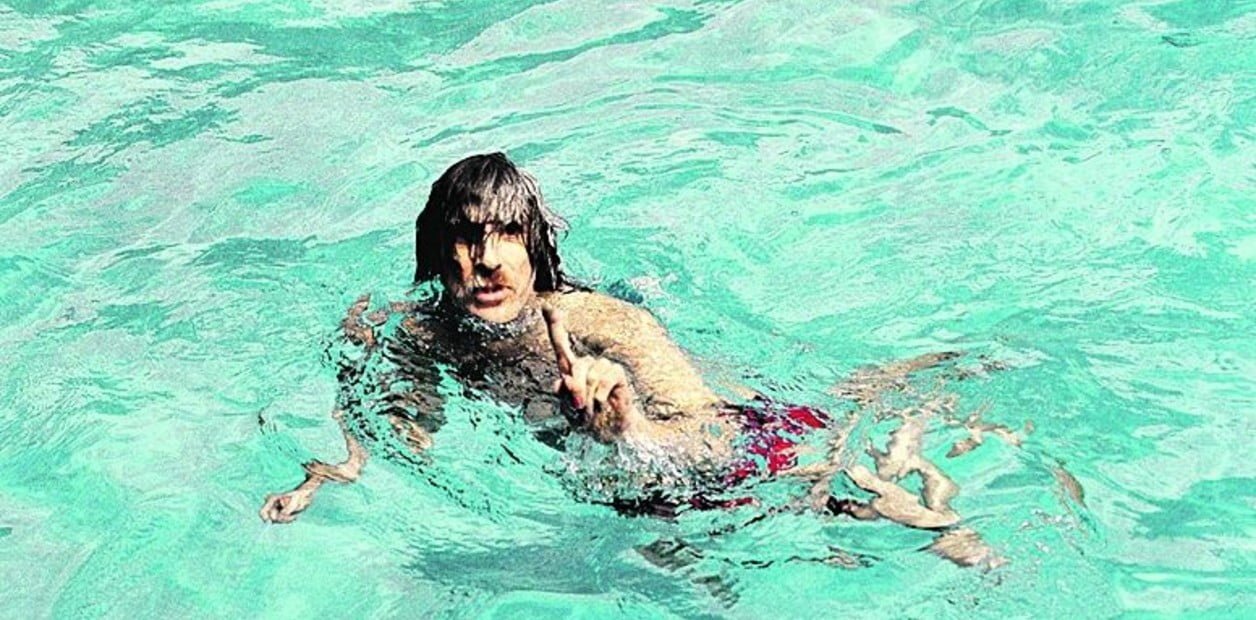 Charly García contó por qué se tiró desde un noveno piso a la pileta: «Me perseguía la policía»