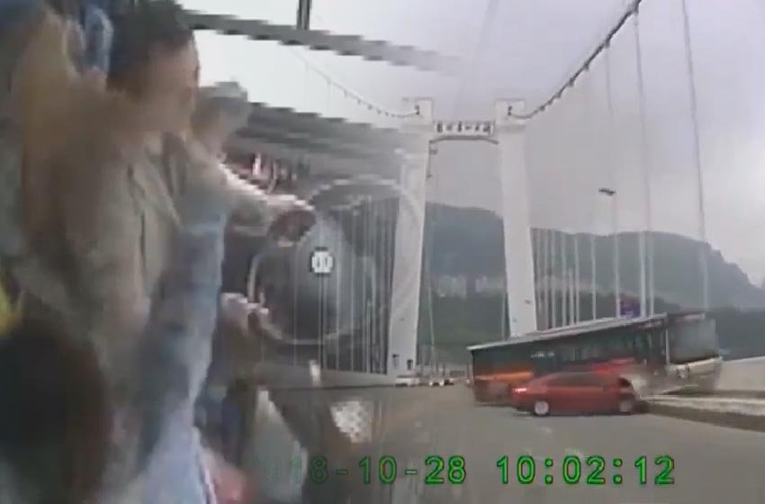 China: cae un colectivo desde un puente en medio de una pelea entre el chofer y una pasajera