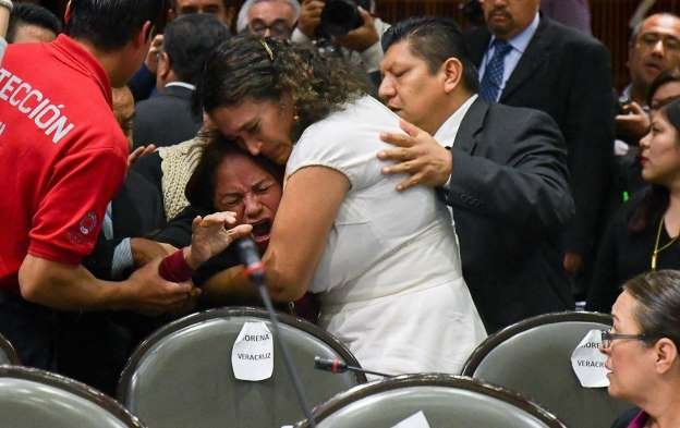 México: el duro momento en que una diputada se entera en el Congreso del asesinato de su hija