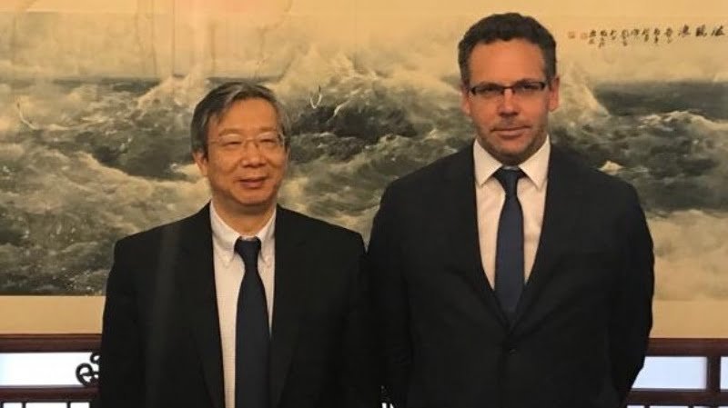 El Gobierno apuesta hacia China para mantener en pie la economía