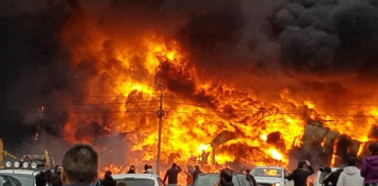 Video: impresionante incendio en una fábrica de plásticos en Río Grande