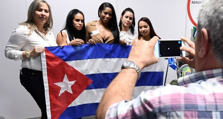 Médicos cubanos son recibidos como héroes en La Habana tras regresar de Brasil