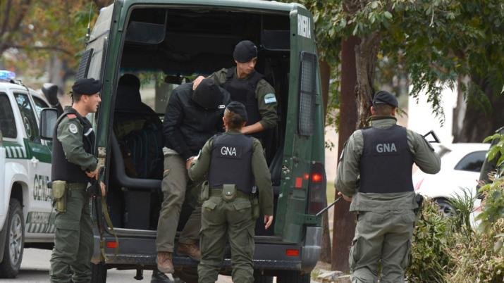 Secuestran $ 400.000, autos de alta gama y droga a tres familias de «dealers»