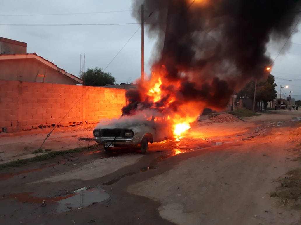 El incendio de un auto dejó sin luz a un sector del norte de la Capital