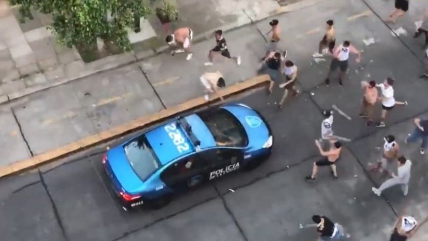 Brutal ataque de los hinchas de All Boys a la Policía de la Ciudad