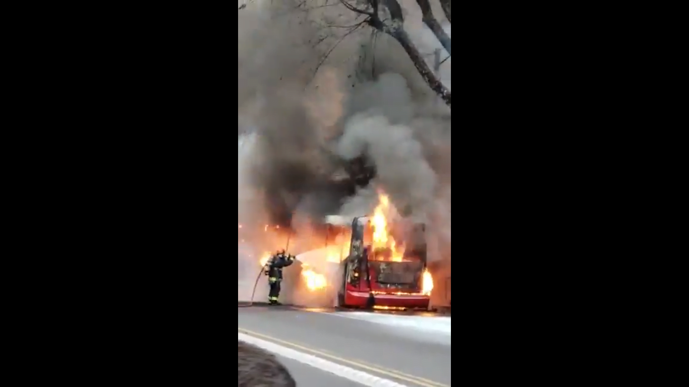 Se incendió un colectivo en pleno Caballito: un herido en terapia intensiva