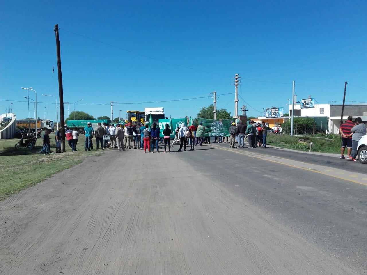 AHORA: Trabajadores de ATE/Recreo cortan Ruta 157
