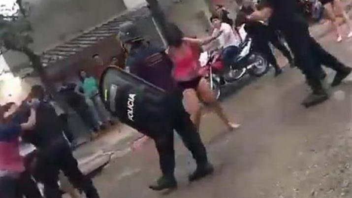 Santiago del Estero: una joven y sus amigos «a las piñas» contra la policía
