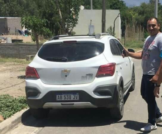 Encontraron el auto robado en un lavadero, y hay un detenido