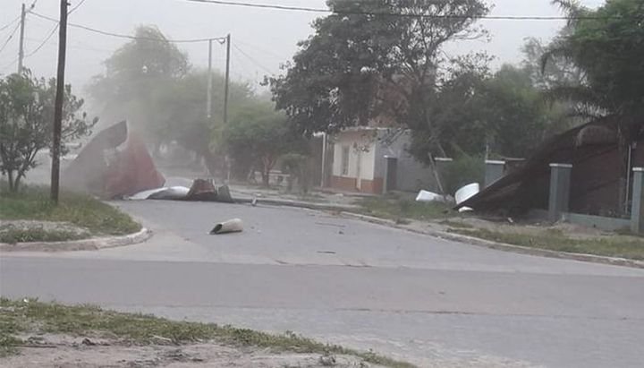 También en Santiago del Estero las fuertes ráfagas de viento causaron pánico y destrozos