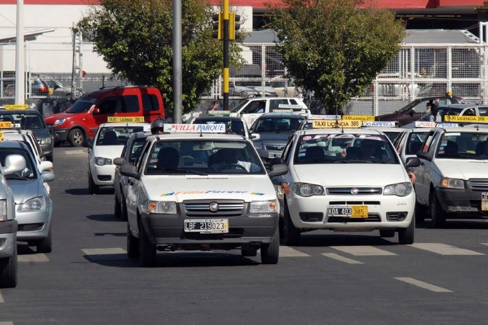 Ya rige el aumento de tarifa en taxis y remises