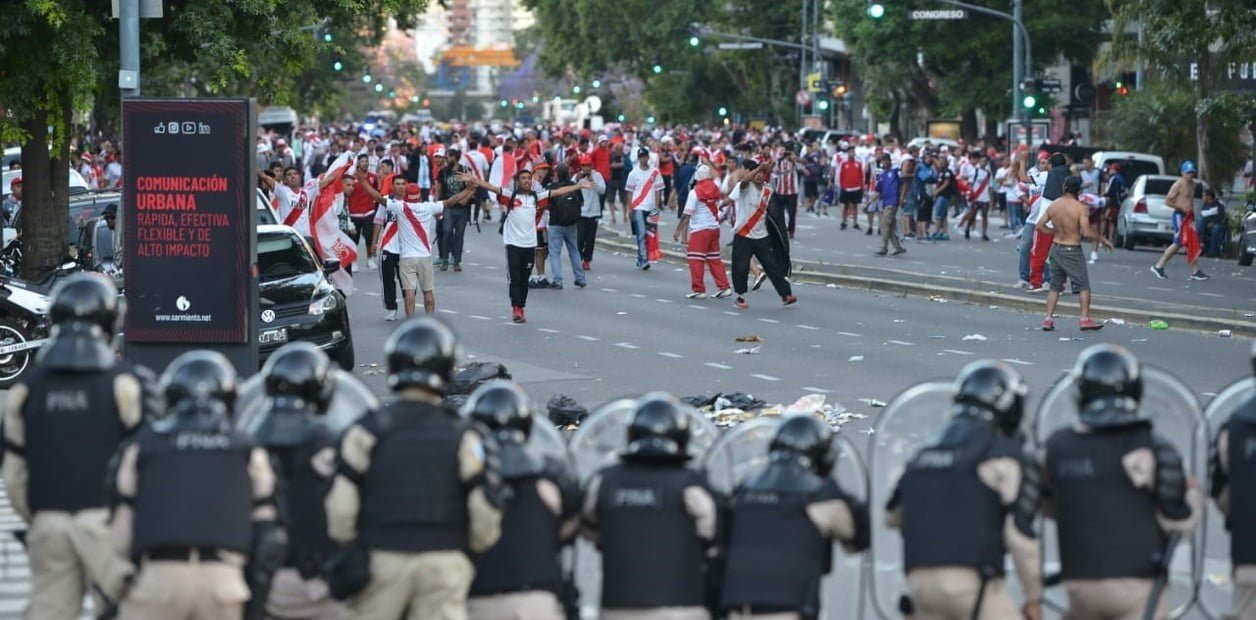 Gobierno porteño reconoció «falla» en el operativo y acusó a la barra brava de River por la agresión al plantel de Boca