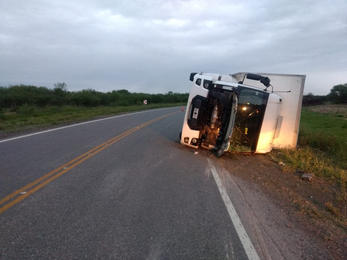 Recreo: Volcó un camión en Ruta Nacional 157