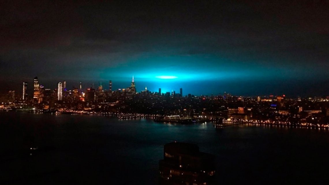 ¿Por qué el cielo de New York se tiñó de azul en plena noche?