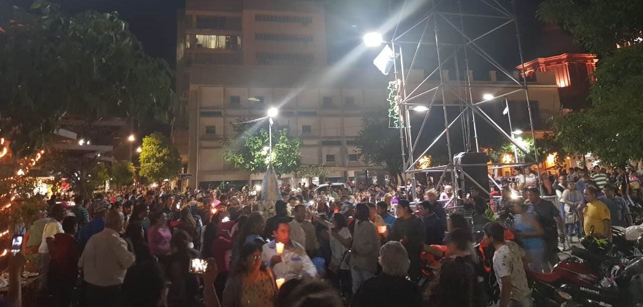 Festividades Marianas: las familias rindieron su homenaje con procesión de antorchas y serenata