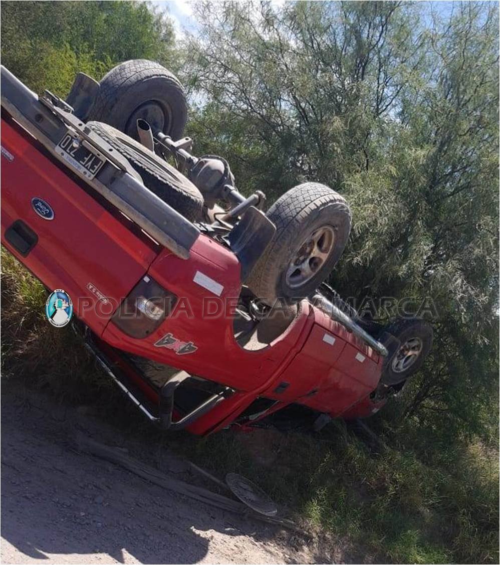 Una camioneta volcó en La Chacarita cuando su conductor intentó esquivar un perro