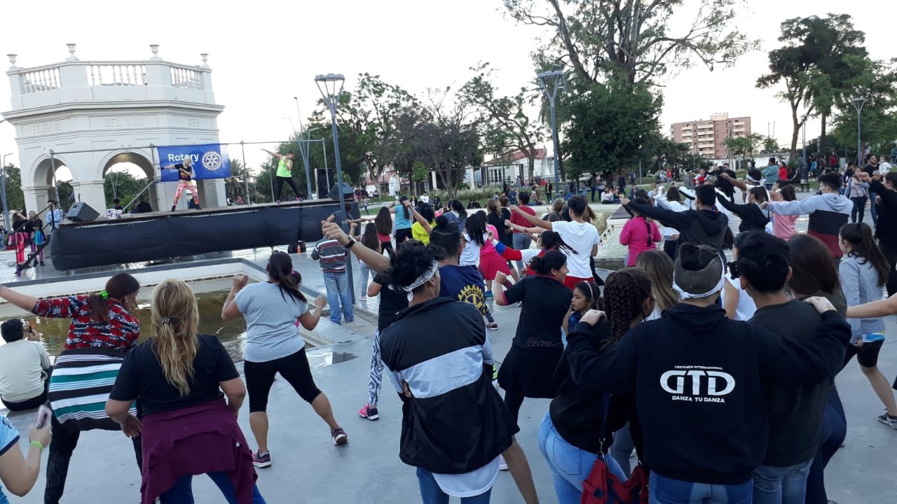 Multitudinario Zumbathon solidaria, en La Alameda