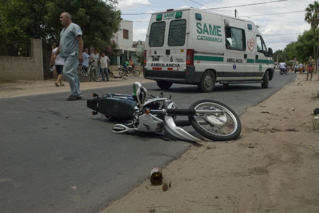 Motociclista grave, tras impactar con un contenedor de basura