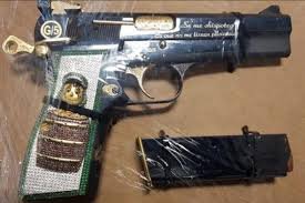 «Se me chispoteó»: un arma con la imagen y frases de «El Chavo del 8» fue incautada a dos estadounidenses tras un tiroteo en México