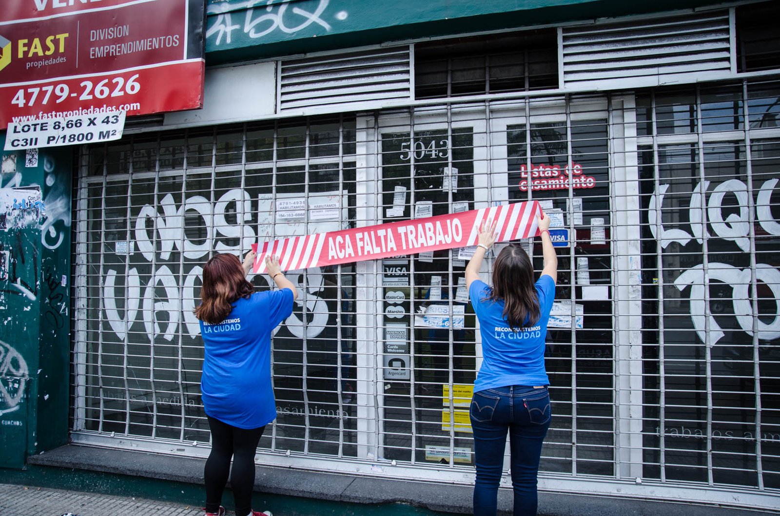 Empresarios de pymes salieron a la calle en protesta de la política económica del Gobierno: «cierran sus puertas 25 empresas cada día»