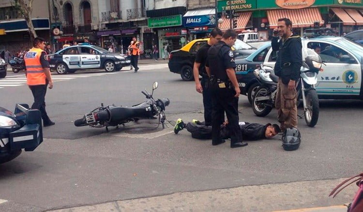 VIDEO: atraparon a dos motochorros y los peatones pedían a la policía: “Hagan como Bolsonaro”