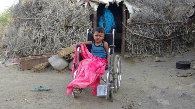 Yemen: un niño condenado a una silla de ruedas a causa de las minas antipersonas