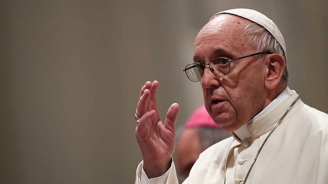 El papa Francisco revela que la homosexualidad “se ha convertido en una moda”.