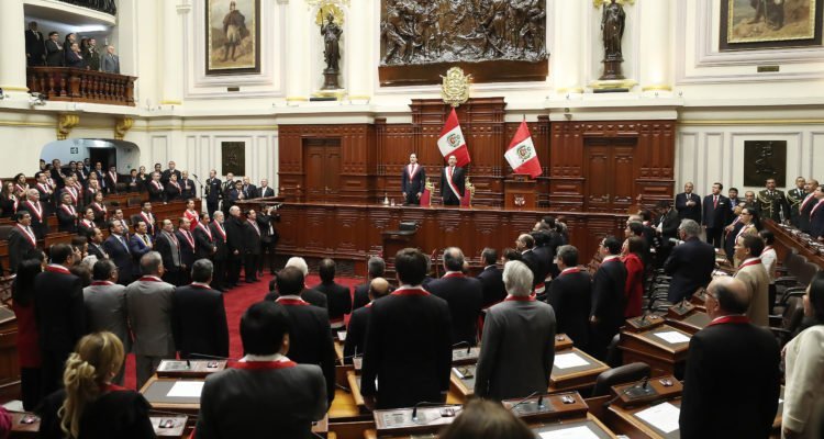 Peruanos aprobaron dejar sin empleo a sus legisladores en 2021