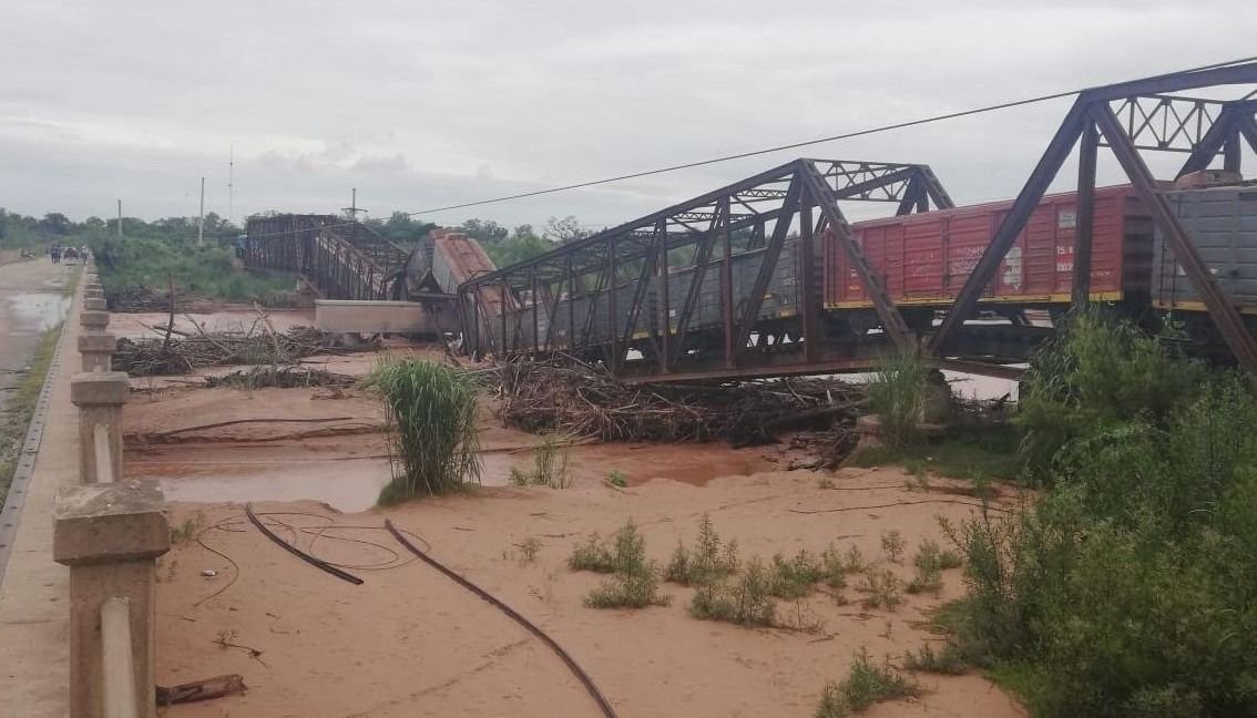 Salta: Cayó el puente ferroviario sobre el río Colorado justo cuando pasaba el tren