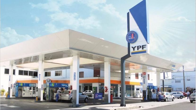 YPF anunció que baja el precio de la nafta