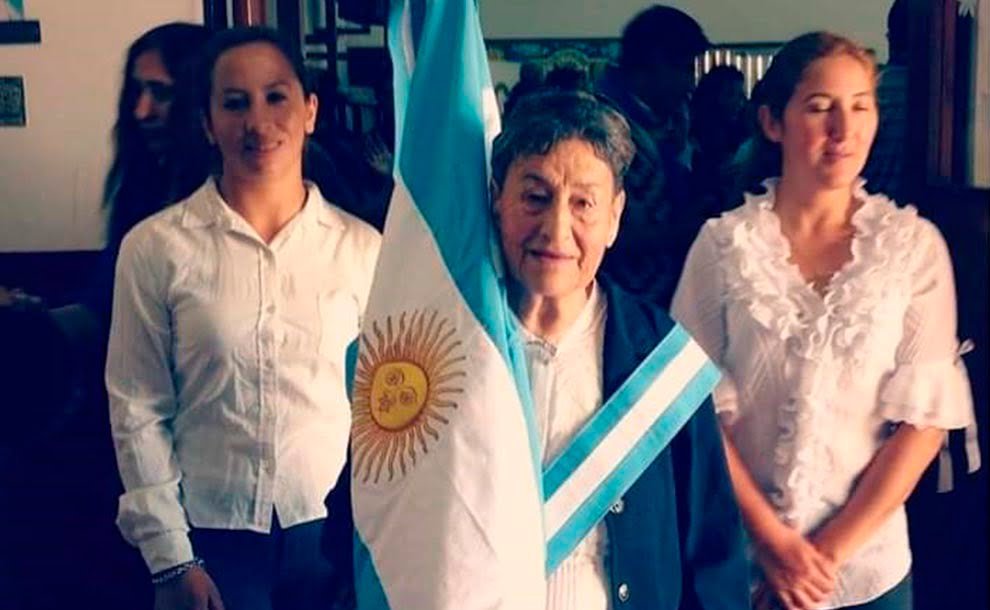 Nora tiene 74 años, es abanderada y quiere terminar la secundaria